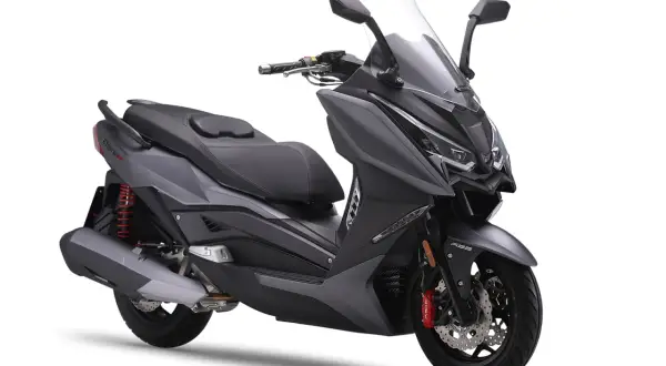 Scooter gris oscuro con asiento negro, parabrisas alto y detalles deportivos. Un ejemplo de los mejores scooter 300 para la ciudad.