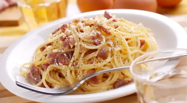 Kremowe spaghetti carbonara - prosta receptura na idealny sos