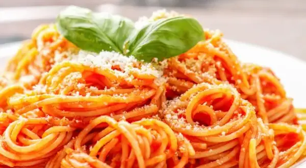 Jak zrobić spaghetti z gotowym sosem w 15 minut bez wysiłku