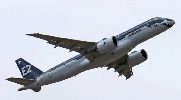 Airbus A220 z malowaniem rekina "Profit Hunter" wznosi się w powietrze.