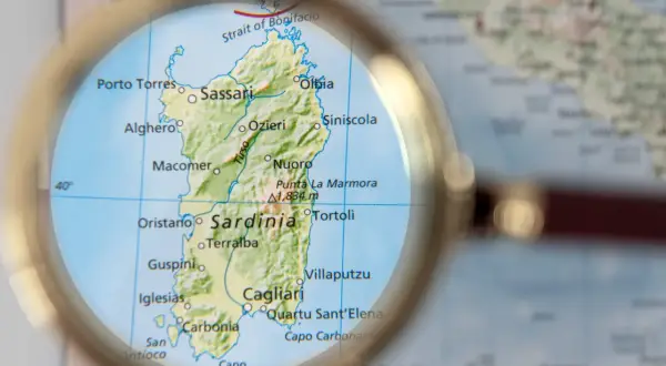 Mapa pokazuje, gdzie leży Sardynia, włoska wyspa na Morzu Śródziemnym, z zaznaczonymi miastami jak Cagliari i Sassari.