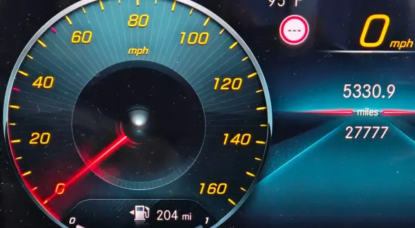 Deska rozdzielcza Mercedesa 200 pokazuje 0 mph, 95°F i 27777 mil.