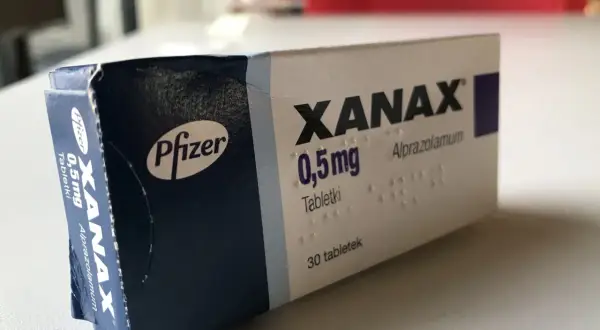 Opakowanie Xanax 0,5 mg z napisem "Alprazolamum" i logo Pfizer. Wiele osób szuka informacji o Xanax bez recepty.