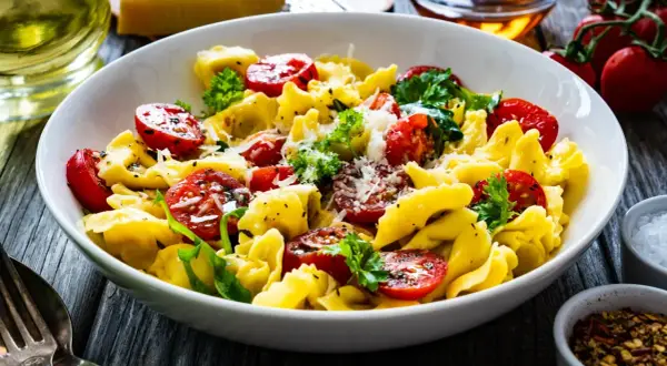 Jak zrobić sałatkę z tortellini - łatwy przepis na pyszne danie