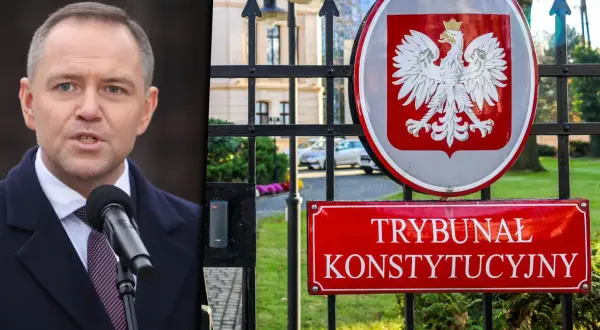 Mężczyzna przemawia przed budynkiem Trybunału Konstytucyjnego.