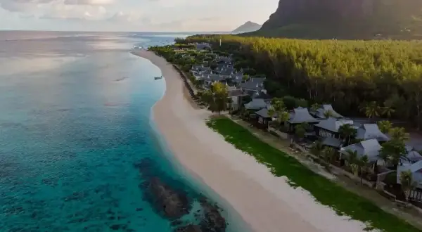 Rajska plaża na Mauritiusie, z turkusową wodą i luksusowymi willami. Zastanawiasz się, ile się leci na Mauritius?