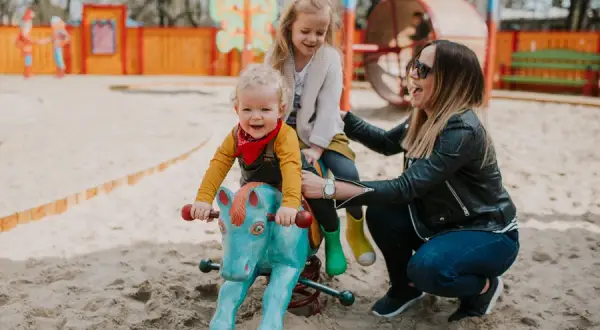Kiedy na plac zabaw z dzieckiem? Poradnik dla świadomych rodziców