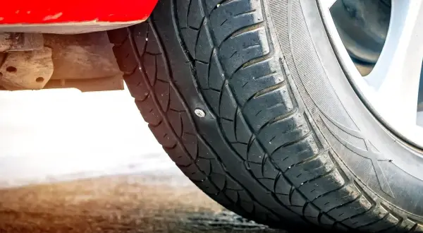 Przebita opona z gwoździem. Czy to opona runflat co to znaczy?
