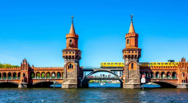 Oberbaumbrücke, ein Wahrzeichen Berlins und ein toller Ort, um die Stadt zu erkunden. Kostenlose Orte zum Besuchen in Berlin.