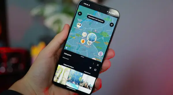 Telefon z mapą Zakopanego. Widoczna lokalizacja zdjęcia i popularne miejsca.
