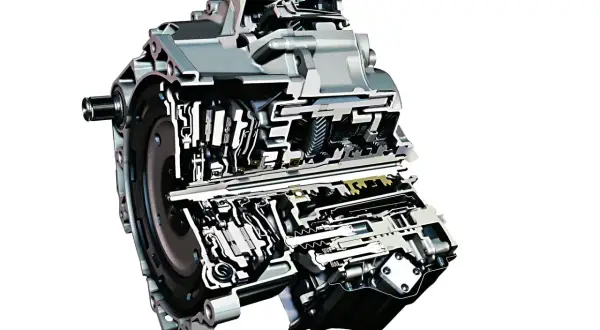 Przekrój nowoczesnej sekwencyjnej skrzyni biegów z widocznymi elementami mechanicznymi i hydraulicznymi.