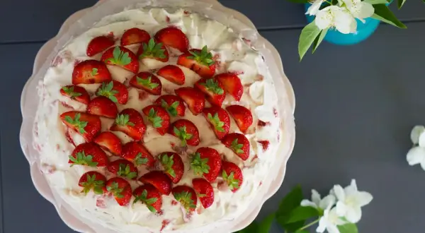 En vacker jordgubbstårta, perfekt för ett sommarfika. Detta jordgubbstårta recept är en klassiker.