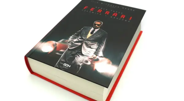 Książka "Ferrari. Człowiek i maszyna" z wizerunkiem Enzo Ferrari na okładce.