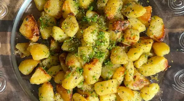 Krispig potatis i ugn, gyllene och perfekt rostade, toppade med färska örter. En härlig sidorätt som passar till det mesta.