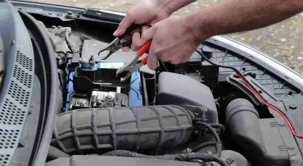 Podłączanie kabli rozruchowych do akumulatora, gdy auto nie odpala. Przyczyny problemów z rozruchem mogą być różne, ale to pierwszy krok do ich rozwiązania.