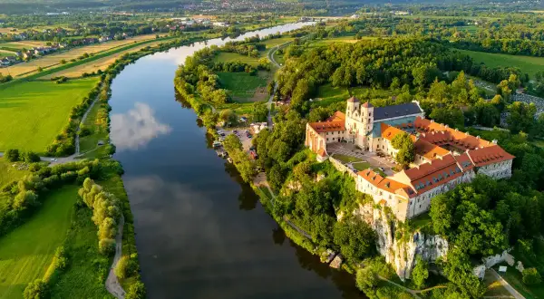 Malowniczy krajobraz z klasztorem na skale i Wisłą. Idealne miejsce na przejażdżkę wiślaną trasą rowerową Kraków.