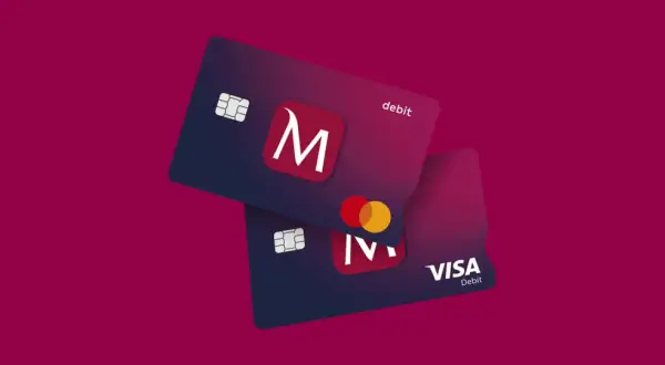 Dwie karty płatnicze: jedna z logo "M" i napisem "debit", druga z logo Visa Debit i Mastercard. To karta wielowalutowa Millennium.