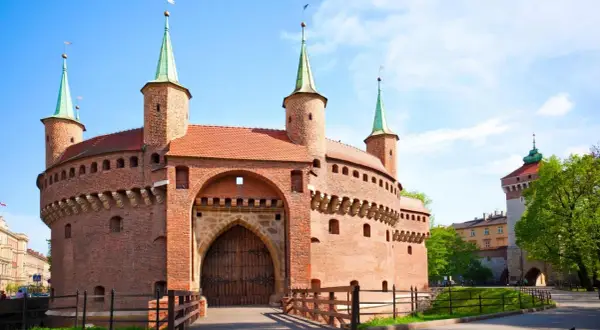 Barbakan w Krakowie, imponująca budowla obronna. Poznaj ciekawostki o Krakowie i jego zabytkach!