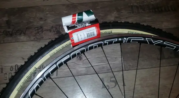 Nowa szytka rowerowa Vittoria Cross XL 33-28" czeka na założenie na obręcz koła.