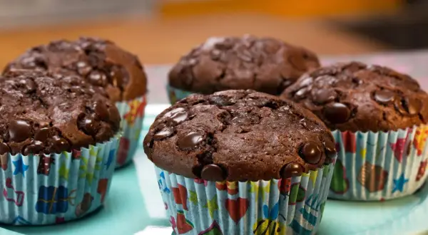 Saftige Schokomuffins mit vielen Schokostückchen, perfekt für ein schnelles schokomuffins rezept.