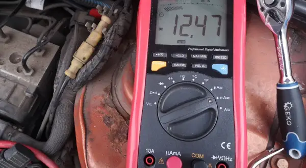 Ile prądu pobiera prostownik do akumulatora? Zaskakujące fakty o zużyciu energii