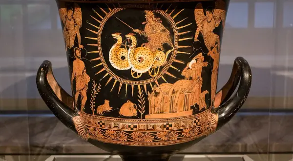 Cratère attique représentant la **histoire de Médée** : elle s'enfuit dans un char tiré par des serpents ailés, laissant derrière elle un carnage.