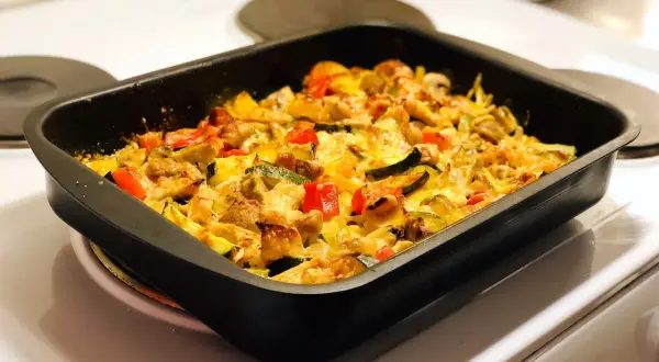 Enkel kycklinggratäng med grönsaker och smält ost i en ugnsform. Ett perfekt kyckling recept enkelt för middagen.