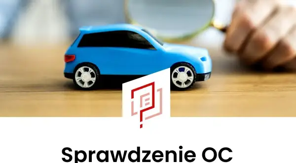 Sprawdzenie polisy OC po numerze rejestracyjnym. Mały niebieski samochodzik pod lupą, symbolizujący dokładną analizę ubezpieczenia.