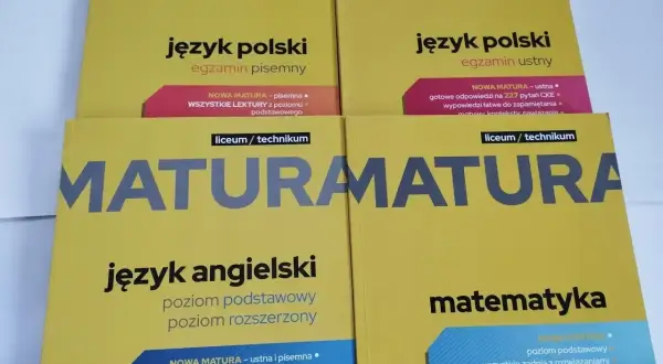 Cztery żółte książki do matury: polski pisemny i ustny, angielski, matematyka.