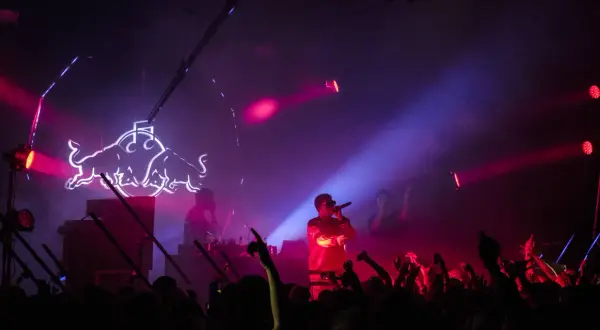 Raper na scenie w otoczeniu tłumu i neonowego logo Red Bulla. Już wkrótce kolejne emocjonujące koncerty Warszawa 2026!