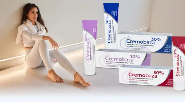 Kobieta w białym stroju siedzi obok tubek z kremami Cremobaza 10%, 30% i 50%.