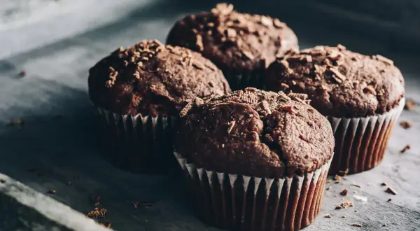 Schokoladenmuffins mit Schokostreuseln, perfekt zum Backen mit Proteinpulver für einen gesunden Genuss.