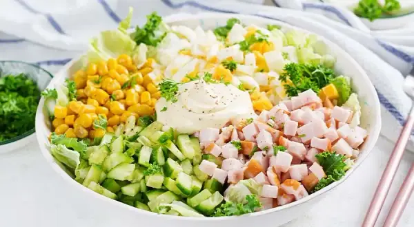 Jaka szynka do sałatki? Odkryj sekrety perfekcyjnego smaku