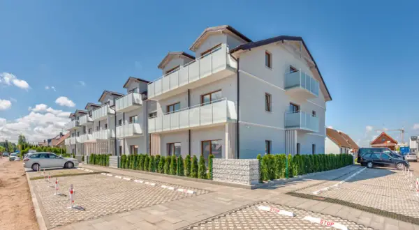 Nowoczesne apartamenty z balkonami, otoczone zielenią. Idealne miejsce na wypoczynek, jak w grzybowo hotelach.