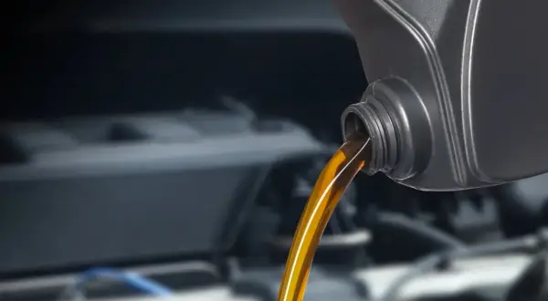 Nowy olej leje się do silnika Hyundai i30 1.6 benzyna. Dbałość o płyny eksploatacyjne to podstawa.