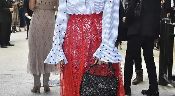 Stylizacje Jessiki Alby: Odkryj jej najpiękniejsze outfity