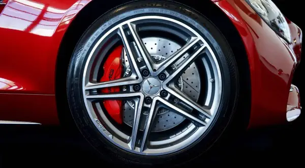 Błyszczące, czerwone auto z felgami AMG. Jak czym wyczyścić aluminium, by wyglądało tak dobrze?