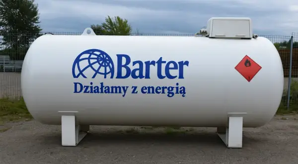 Duży zbiornik na gaz z napisem "Barter. Działamy z energią". Czy to propan czy propan butan?