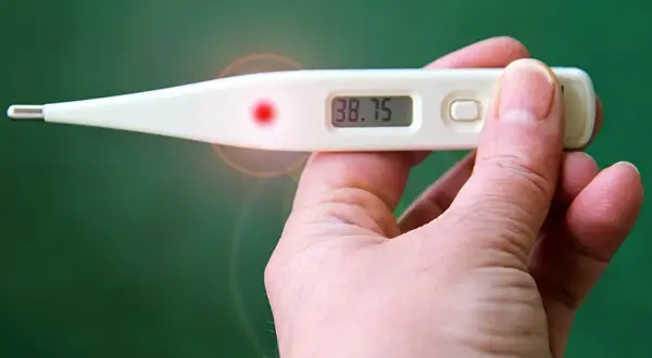 Cyfrowy termometr pokazuje 38.75. Podwyższona temperatura w ciąży wymaga konsultacji z lekarzem.