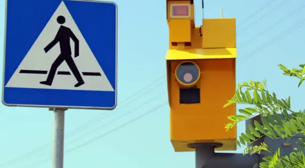 Znak przejścia dla pieszych i żółty fotoradar. Zastanawiasz się, po jakim czasie przychodzi mandat z fotoradaru?