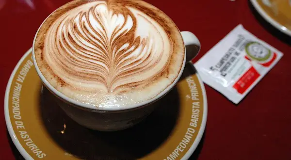 Café con arte latte, perfecto para saber cuanto tiempo tarda en hacer efecto el cafe y disfrutarlo.