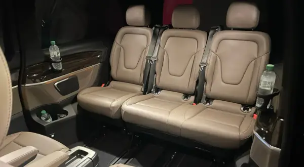 Was passiert wenn man zu 6 im Auto sitzt? Viel Platz für alle, sogar für Wasserflaschen.