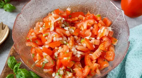 Frischer Tomatensalat mit Zwiebeln und Kräutern, perfekt für jedes tomatensalat rezept.