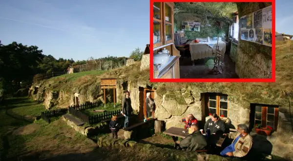 Ein verlassenes Dorf im Harz, in Felsen gehauene Häuser mit Besuchern, die vor einer Höhle sitzen. Innen ist eine Küche mit alten Möbeln zu sehen.