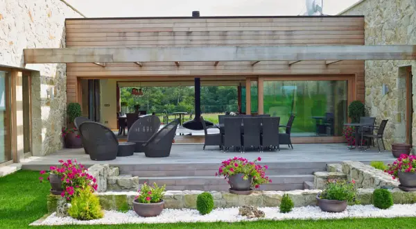 Disfruta de estos patios bonitos de casas con mobiliario de exterior, plantas y césped verde.