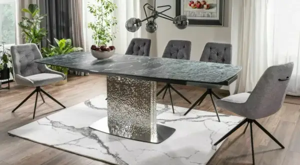 Elegancka jadalnia w stylu glamour: marmurowy stół, pikowane krzesła i błyszcząca podstawa stołu tworzą luksusową atmosferę.