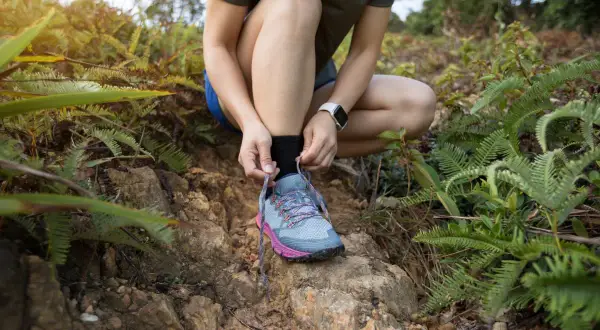 Przygotowujesz się na letnią wędrówkę? Zobacz, jakie buty trekkingowe na lato wybrać, by cieszyć się komfortem na szlaku.
