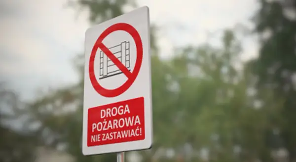Znak zakazu zastawiania drogi pożarowej. Nie blokuj dostępu!