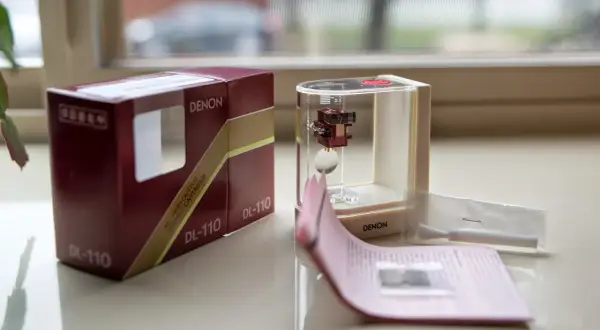Pudełko i wkładka gramofonowa Denon DL-110.