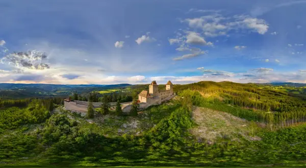 Burg Kašperk thront majestätisch auf einem Hügel in den Kasperske Hory. Umgeben von dichten Wäldern und sanften Hügeln, bietet die Burg einen atemberaubenden Ausblick.